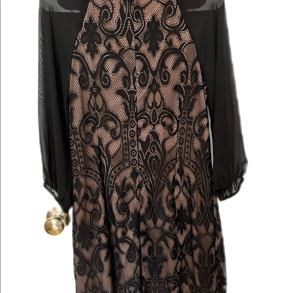 Adrianna Papell Size 6 Dress, Black with a cream color underneath lace, business - Picture 6 of 9